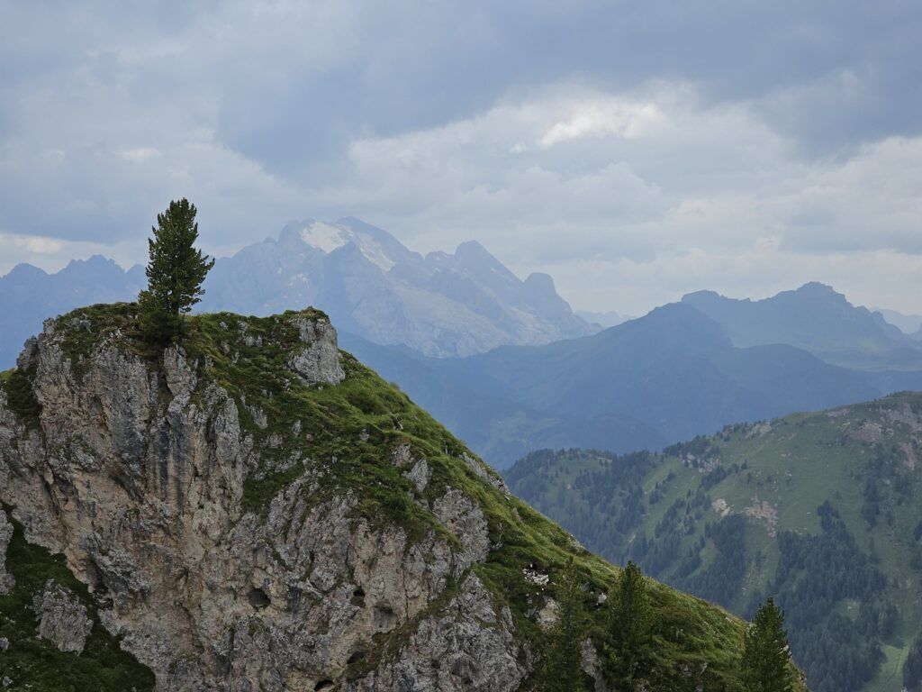 Dolomiti Cernera pogled s staze na Marmoladu