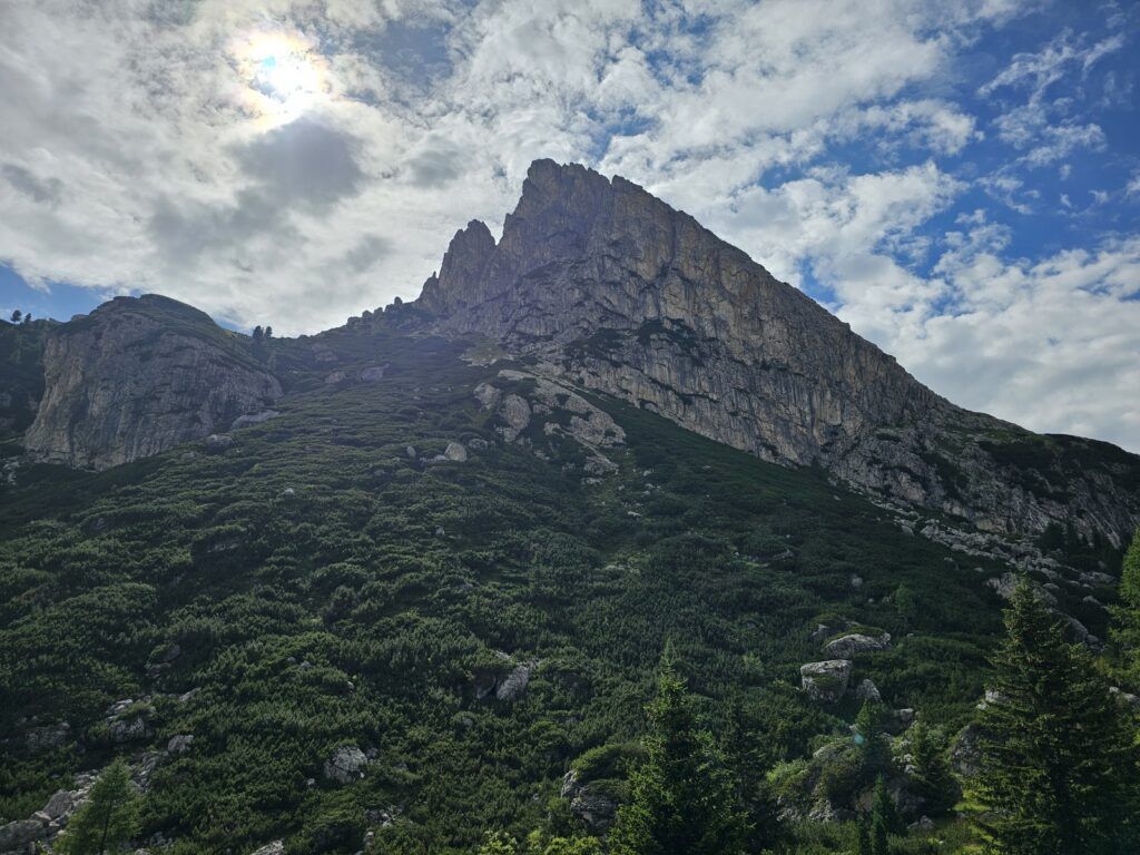 Sass de Stria pogled na vrh sa silaska