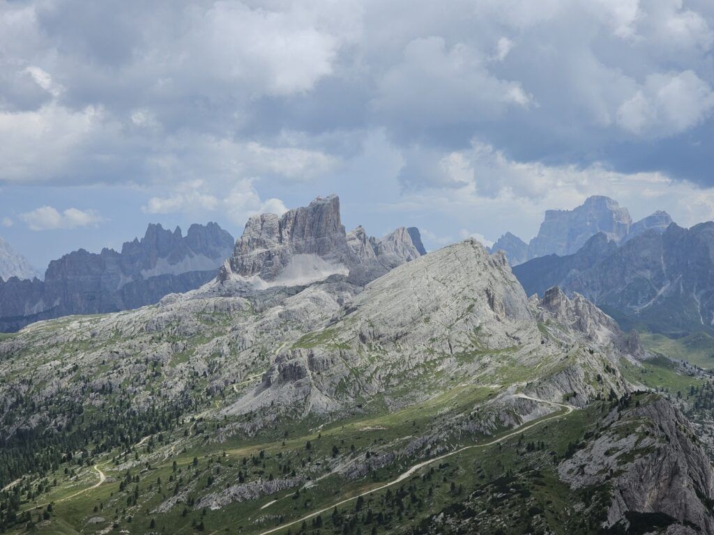 Sass de Stria pogled s vrha na Averau