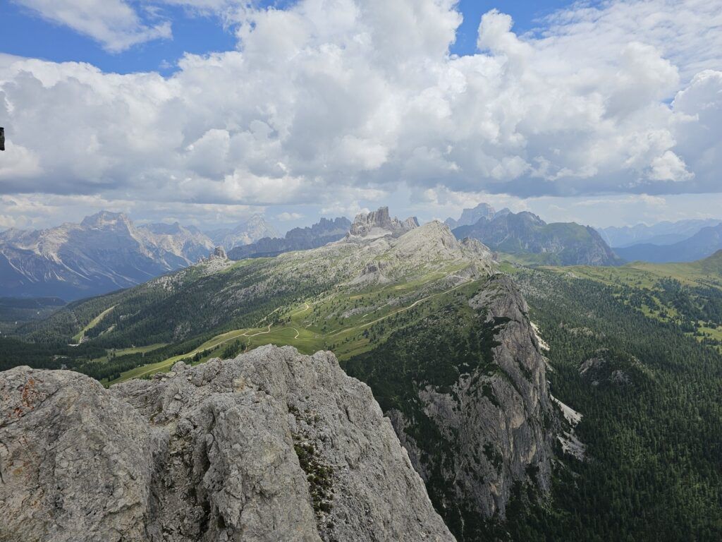 Sass de Stria pogled s vrha na Averau i Cinque Torri