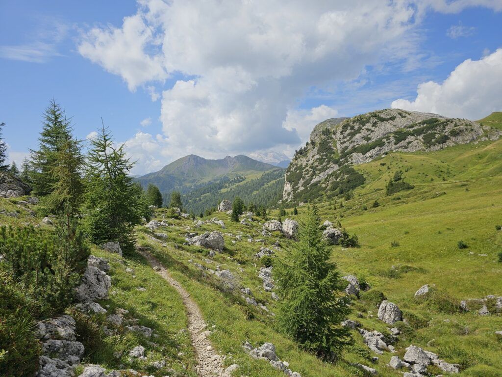 Sass de Stria pogled sa staze kraj jezera