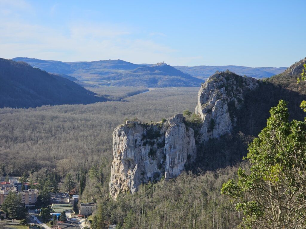 Pogled na dolinu Mirne, crkvicu Sv. Stjepana i Motovun u daljini