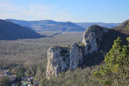 Pogled na dolinu Mirne, crkvicu Sv. Stjepana i Motovun u daljini