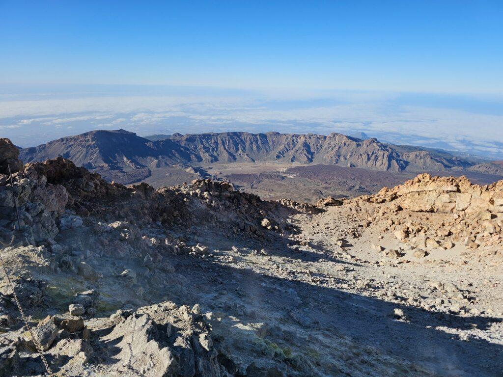 Teide vrh kratera iz kojeg isparava smrdljivi sumporni dim