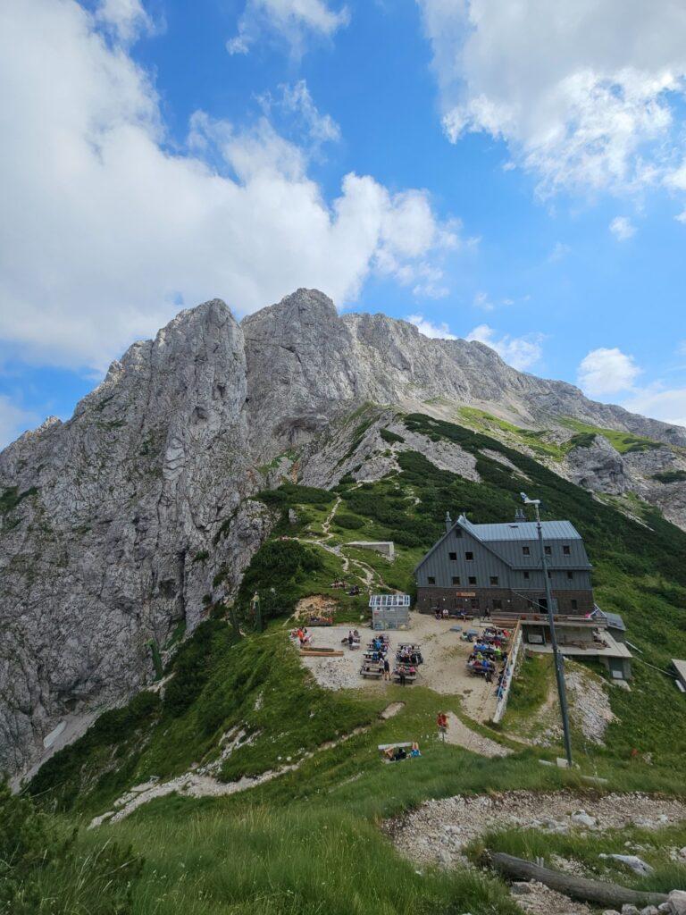 Cojzova Koča i Kalški greben iza nje