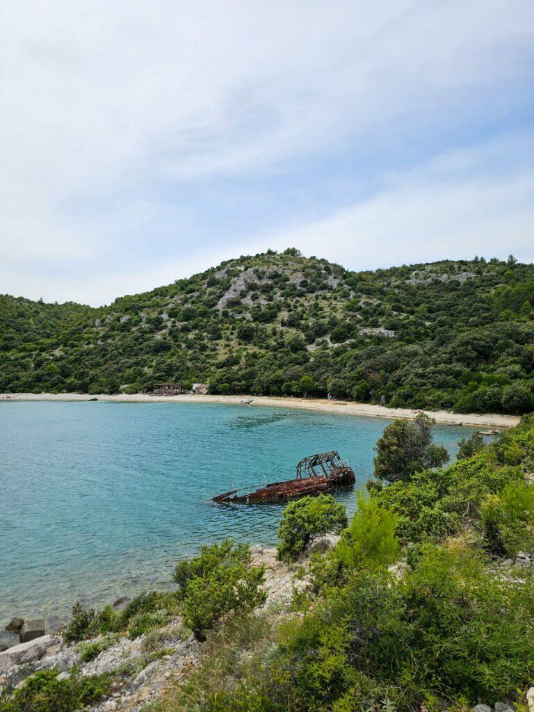 Potopljeni brod na početku plaže