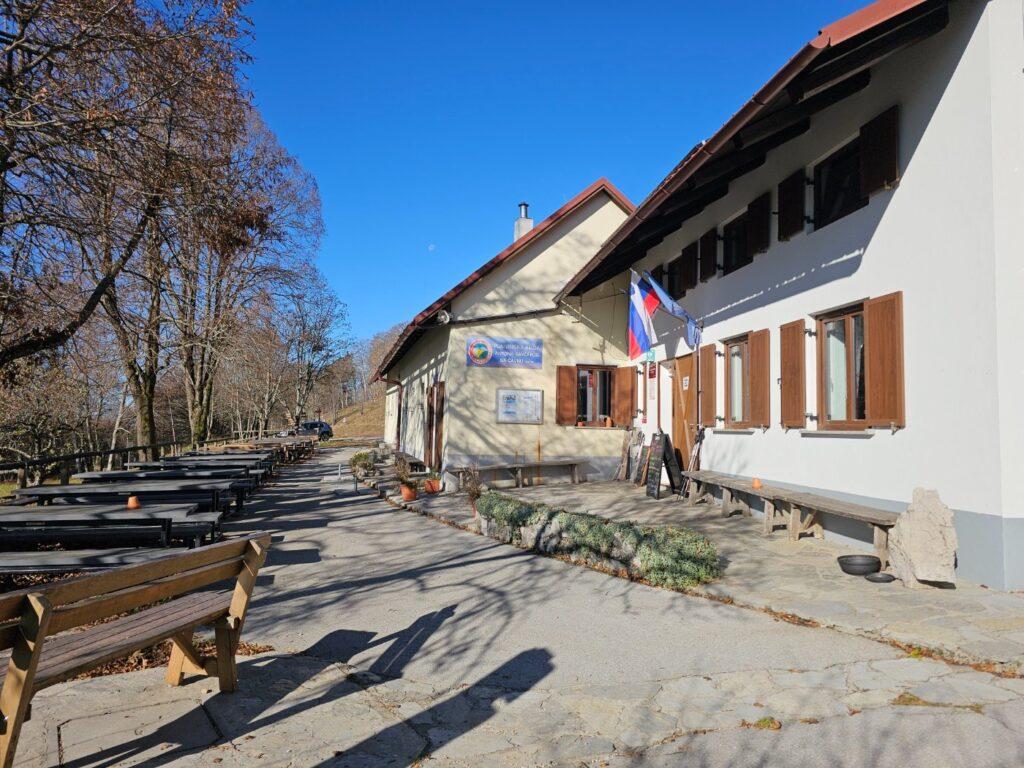 Koča Antona Bavčerja na Čavnu