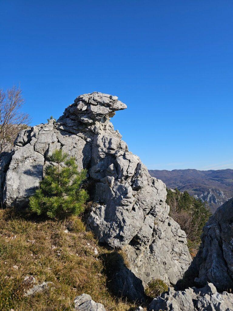 Neobične formacije stijena uz stazu