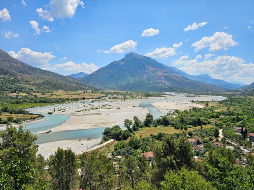 Pogled s ceste na krajolik Albanije