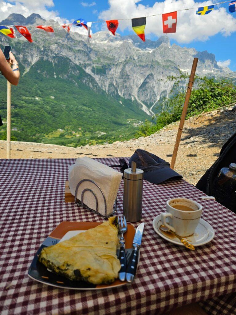 Silazak u Theth 2 pita od špinata i kavica u baru