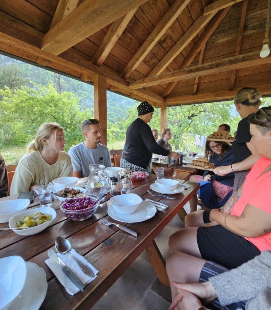 Theth zajednička večera u guesthouseu