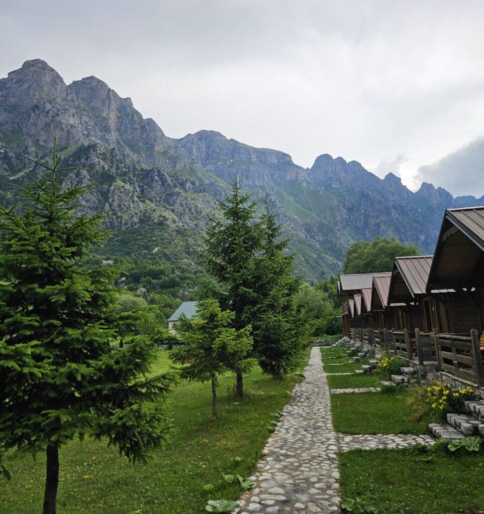 Valbona bungalovi s pogledom (Jezerca kamp)